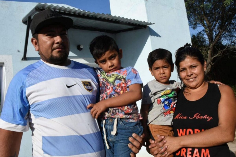 La Provincia entregó viviendas sociales a familias de Fernández y parajes vecinos