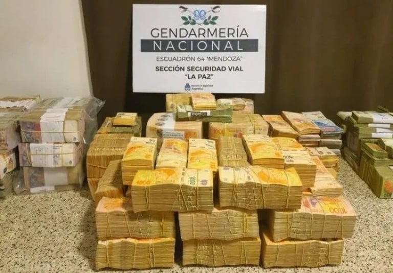 Camionero viajaba de Córdoba a Mendoza y le descubrieron 31 millones de pesos escondidos en cajas