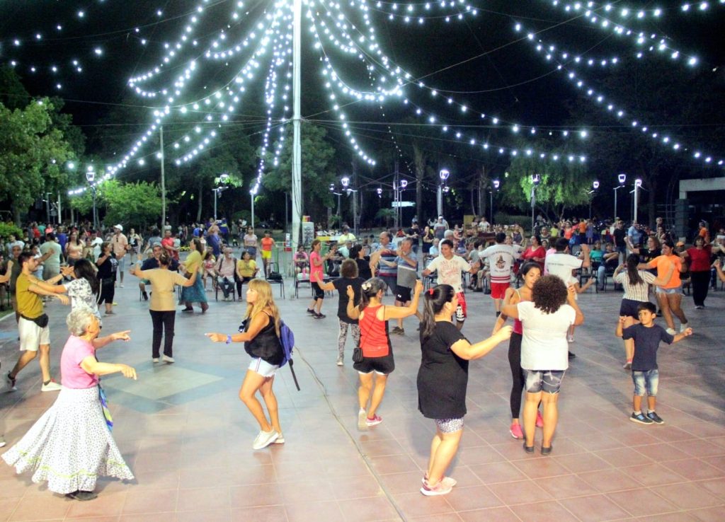 Con éxito culminó la Peña Folclórica del Taller de Danzas Folclóricas Argentinas en la Plaza Belgrano 