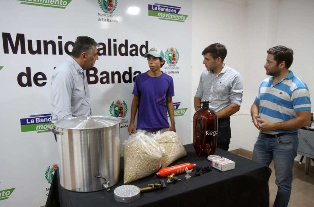 El intendente Roger Nediani entregó herramientas e insumos a un joven emprendedor bandeño