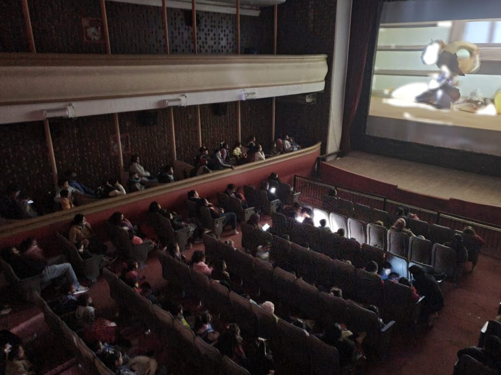 Con el estreno de la película “Llaman a la puerta” se renueva la cartelera del Cine Teatro Renzi