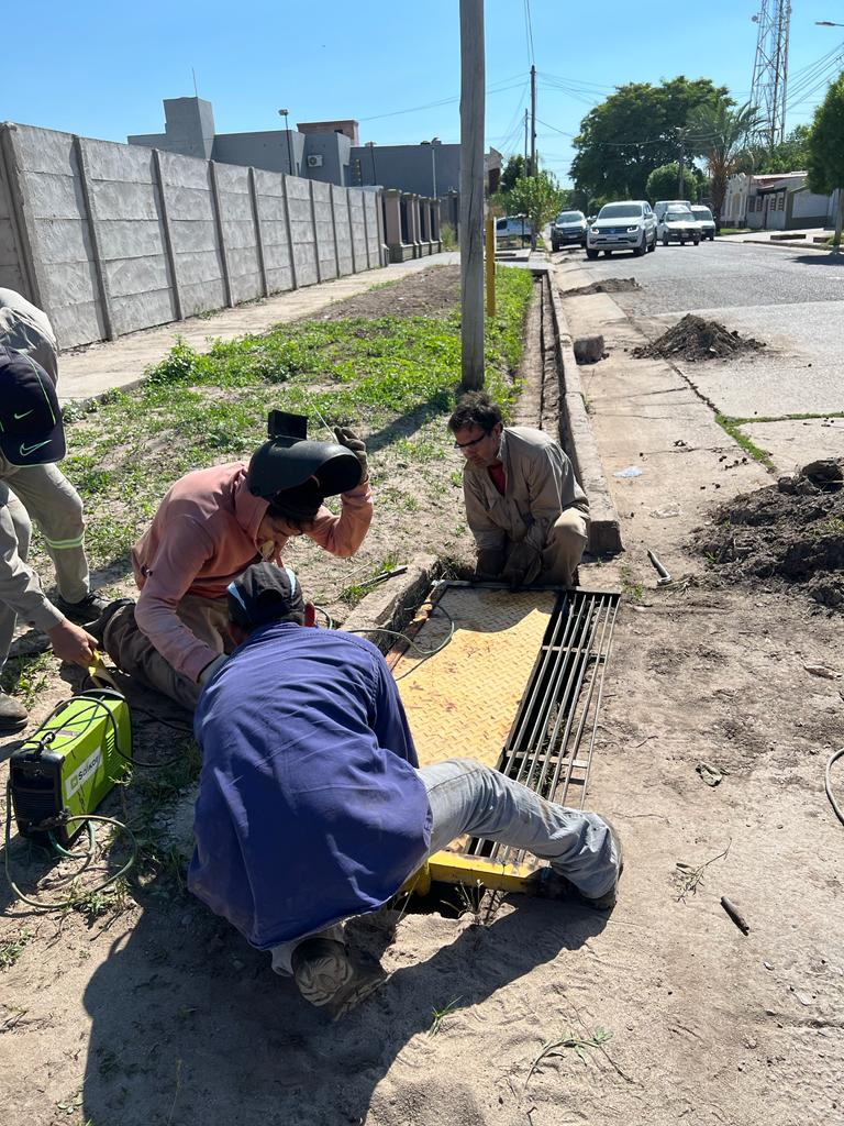 El municipio realizó la limpieza de desagües pluviales y reposición de rejillas de bocas de tormentas