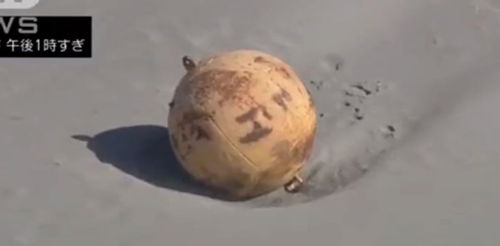 Una extraña pelota gigante de hierro apareció en una playa de Japón