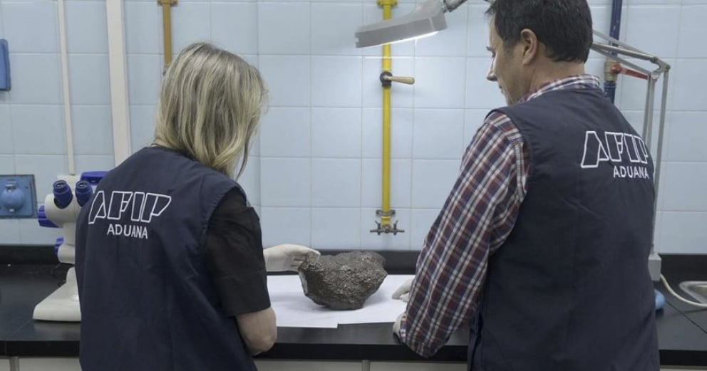 Descubrieron a un cordobés que entró al país con un meteorito de contrabando