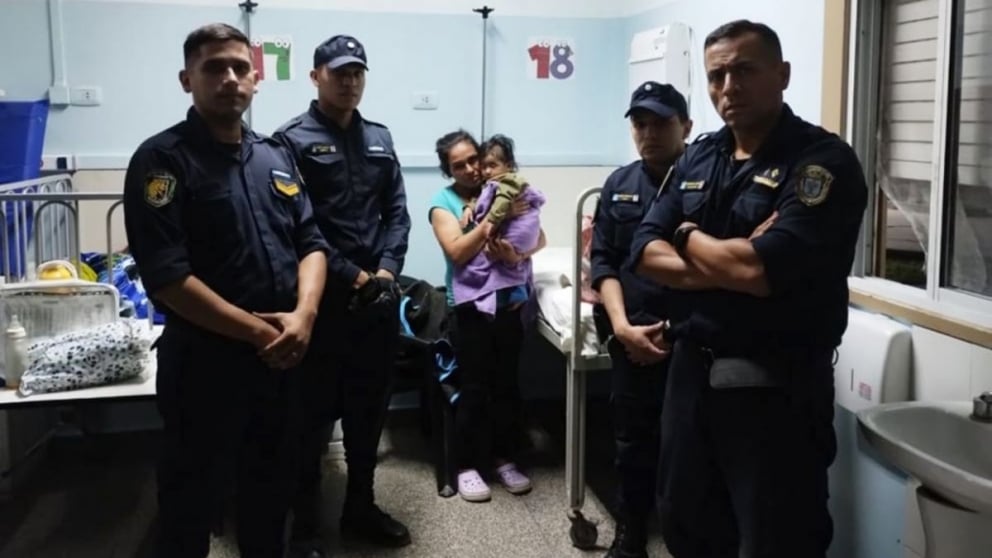 Emilia, de 7 meses, fue salvada por policías viales, quienes fueron luego a visitarla