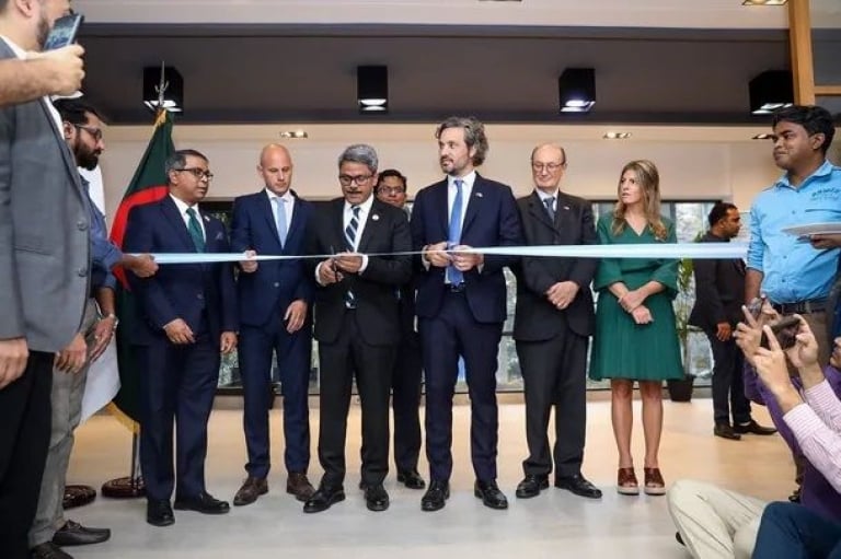 Al ritmo de «Muchachos», Santiago Cafiero inauguró la embajada en Bangladesh