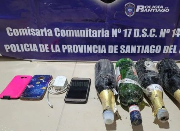 Robaron bebidas alcohólicas y un celular de un almacén