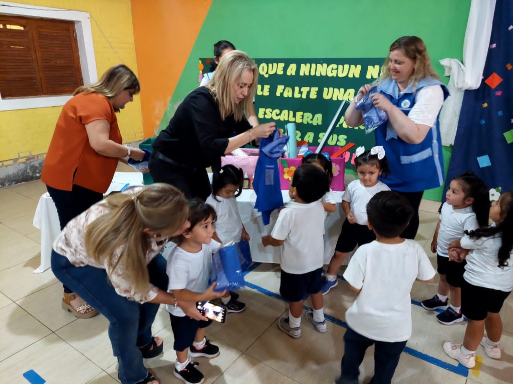 Alumnos del jardín Nº 12 “Albergue de Sueños” recibieron uniformes y artículos escolares