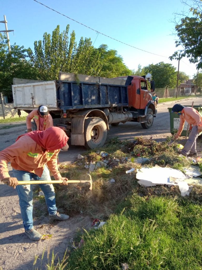 La comuna refuerza trabajos de desmalezamiento y operativos de limpieza en diferentes barrios 