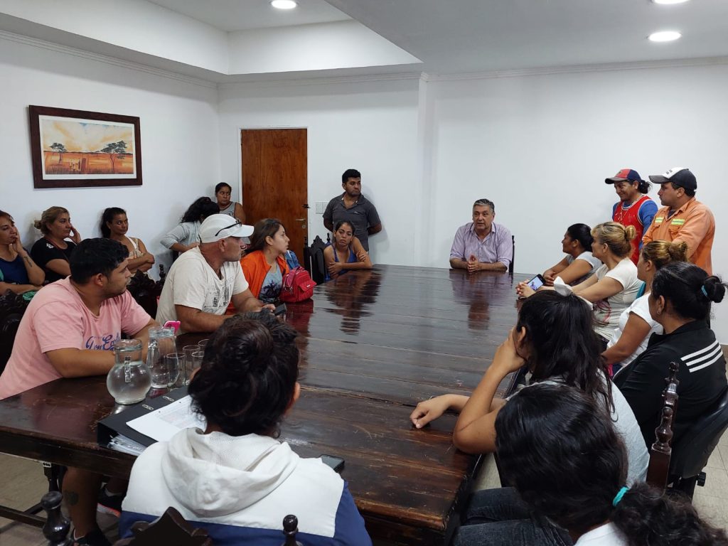 El intendente Roger Nediani se reunió con representantes de 30 familias de la calle Jerónimo Rebotaro