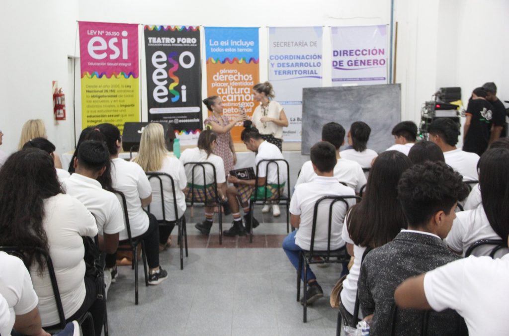 Alumnos de la Escuela Secundaría Municipal participaron de la obra de teatro «Eso es ESI»