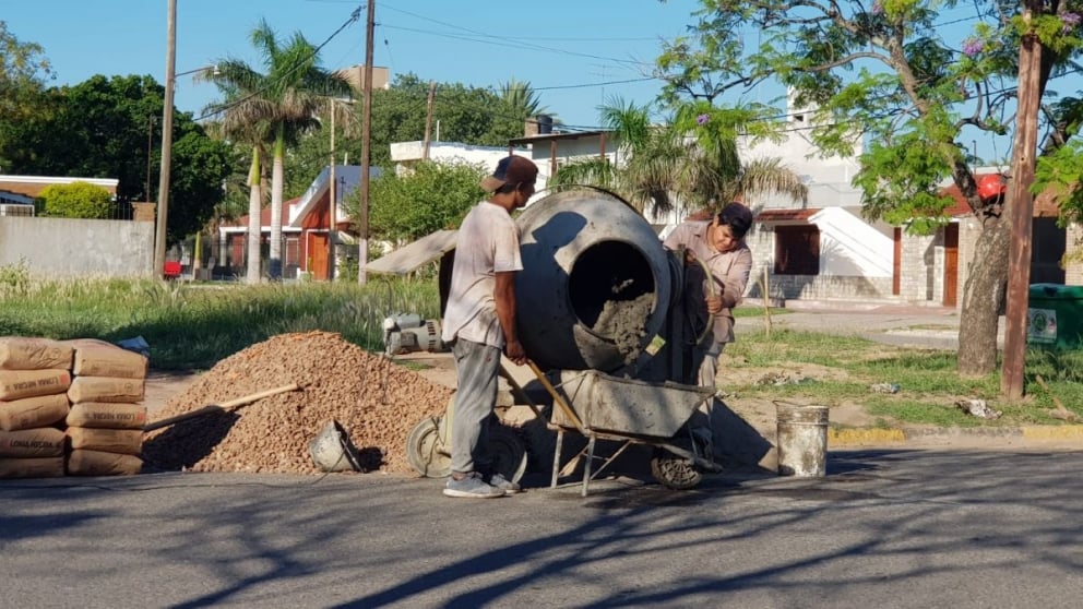 Llevaron a cabo trabajos de bacheo en distintas calles de la ciudad de Fernández