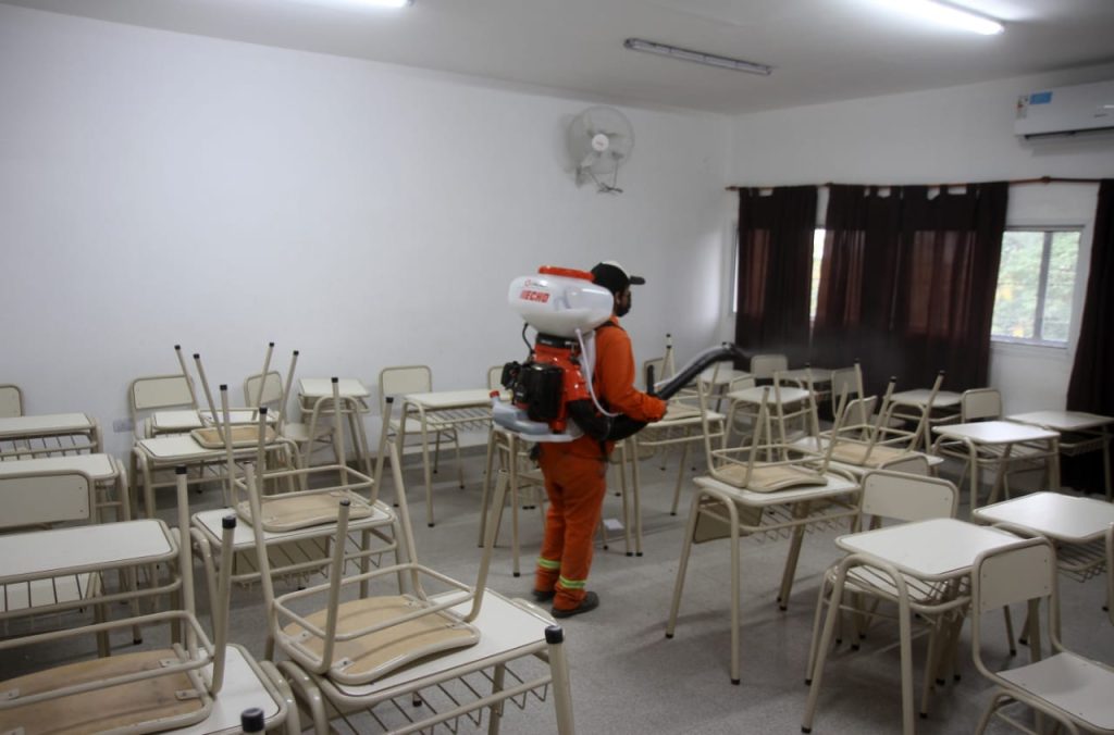 El municipio refuerza los trabajos de fumigación contra el Dengue en la Escuela Técnica Nº 6 