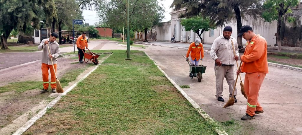 El municipio intensifica las tareas de desmalezamiento en la ciudad 