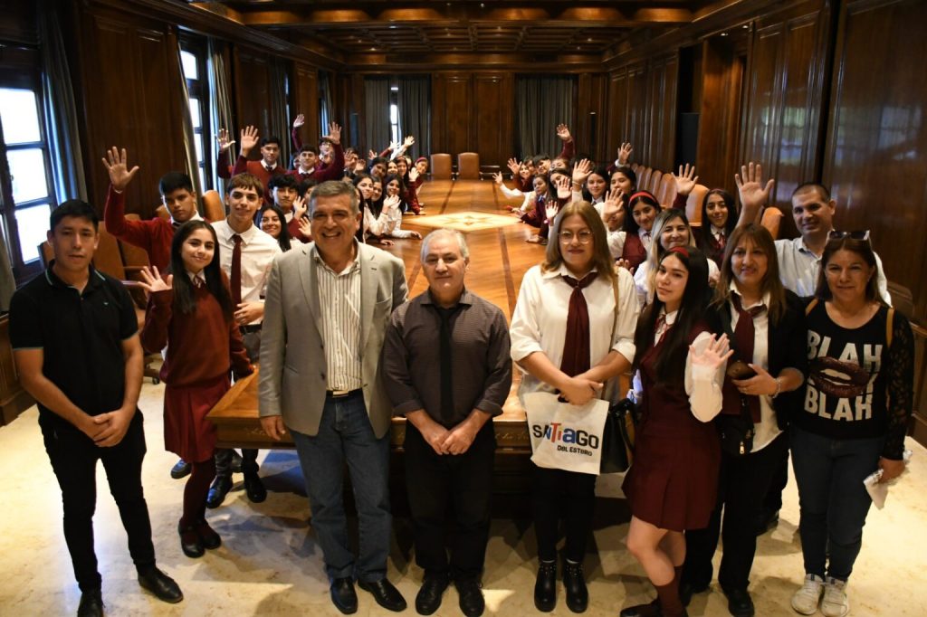 Alumnos de la localidad de Herrera visitaron Casa de Gobierno