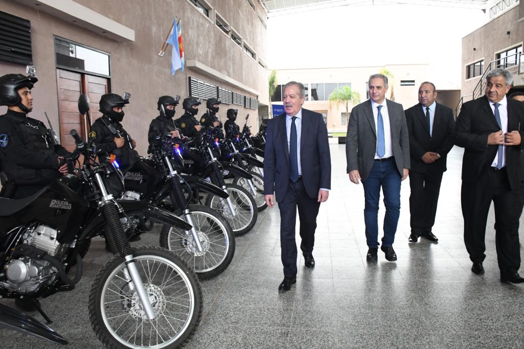 El jefe de gabinete entregó 20 motocicletas a la Policía y recorrió las instalaciones de la Escuela de la Institución