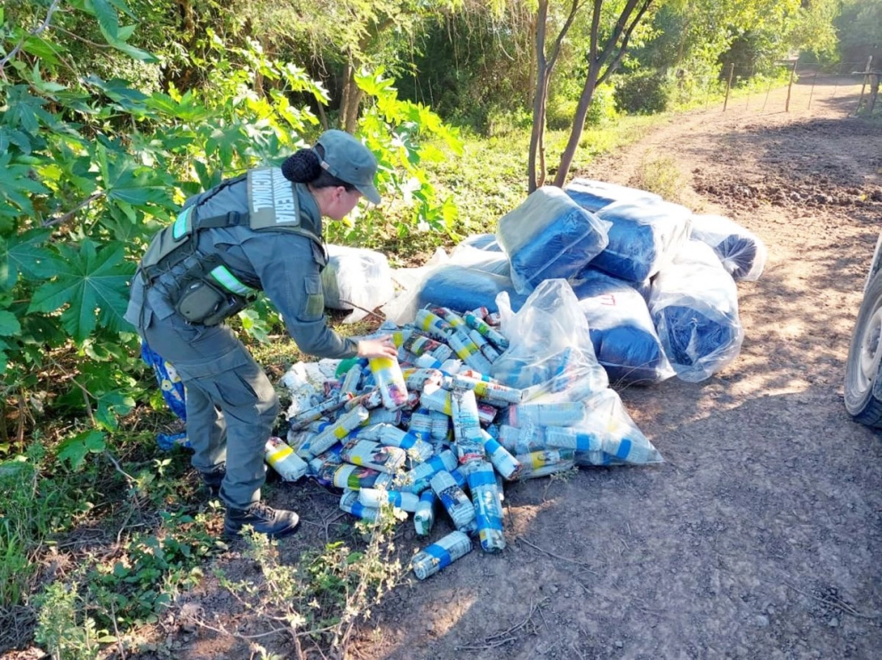 Trasladaban 360 kilos de hojas de coca, volcaron y abandonaron la carga