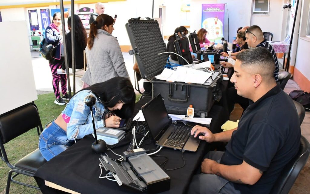 Realizan la renovación de DNI para jóvenes en los barrios Borges y Saint Germés