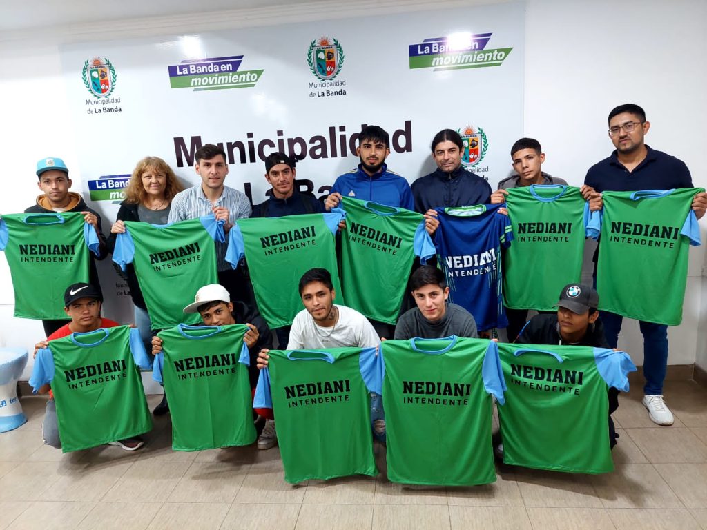 La comuna realizó entrega de indumentaria deportiva a «La Soler»