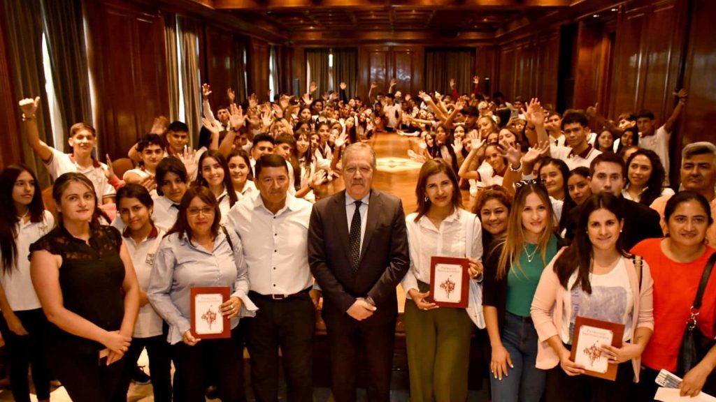 Alumnos de los Departamentos Atamisqui y Pellegrini visitaron Casa de Gobierno