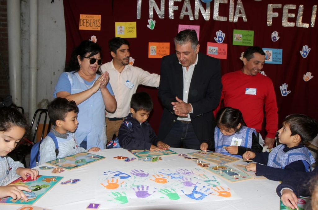 El intendente Roger Nediani participó de la “Feria de libro infantil” 