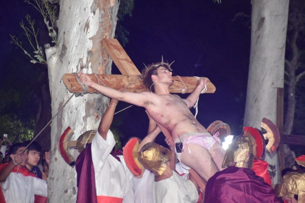 Emotivo Vía Crucis viviente interpretado por adolescentes