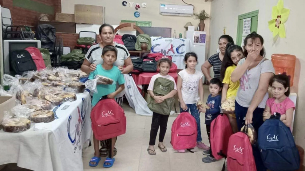 Entregaron útiles y roscas de pascua a los niños de CyAC