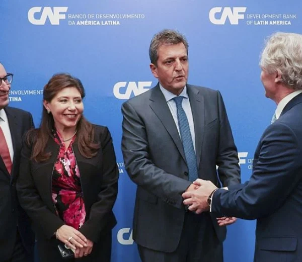 Massa cerró un nuevo desembolso de US$ 690 millones con la CAF