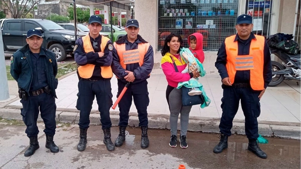 Joven madre agradeció el gran gesto que tuvieron con ella y su bebé tres policías santiagueños