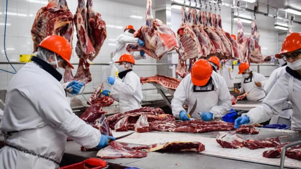 Frigoríficos y el gremio de la carne acordaron una suba salarial del 48% en cuatro tramos