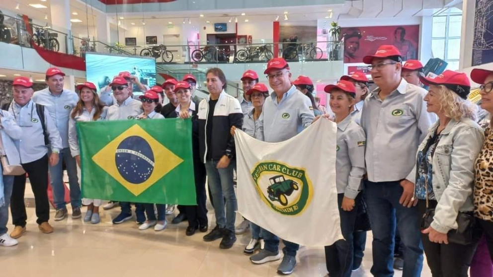 Turistas de Brasil recorrieron el Autódromo y Museo del Automóvil en Las Termas