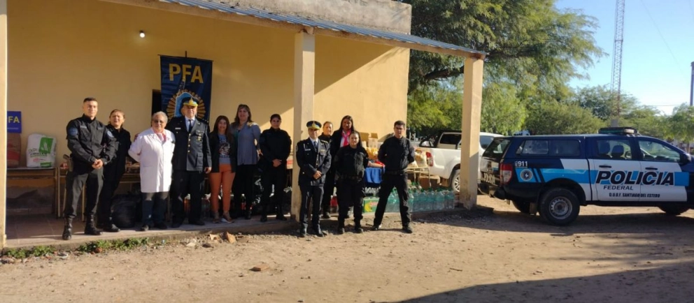 La Policía Federal Argentina envió donaciones a una escuela y celebró el aniversario de la Autonomía Provincial