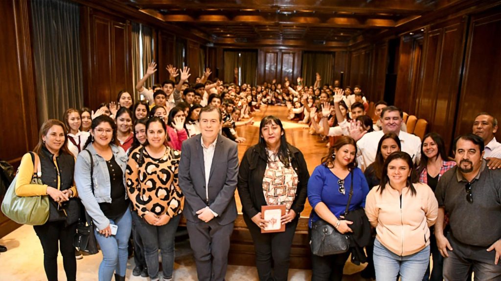 Gerardo Zamora recibió a alumnos de Quimilí en Casa de Gobierno