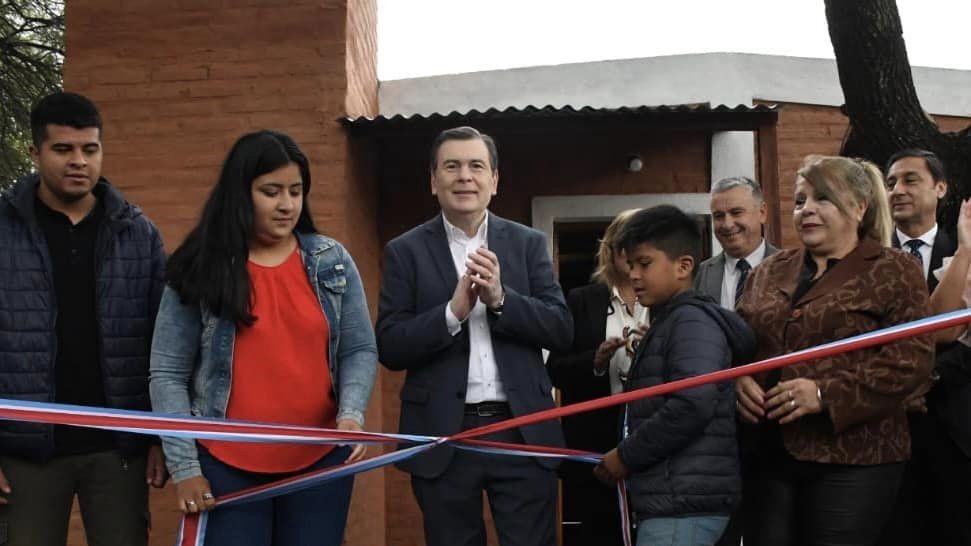 El gobernador entregó Viviendas Sociales en el Barrio Almirante Brown