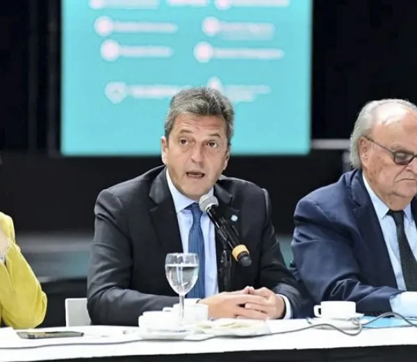 Massa cuestionó la dolarización y llamó a elegir entre «desarrollo» y «especulación»