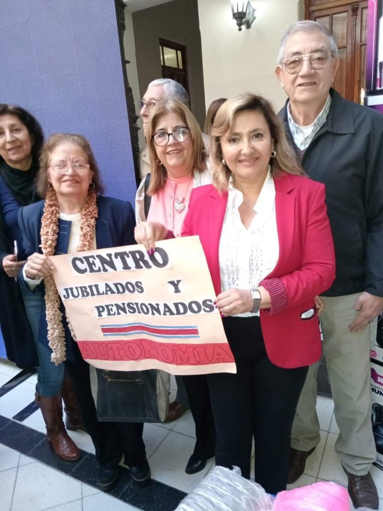 La intendente Fuentes y la ministra de Salud Nassif entregaron elementos para actividad física a centros de jubilados