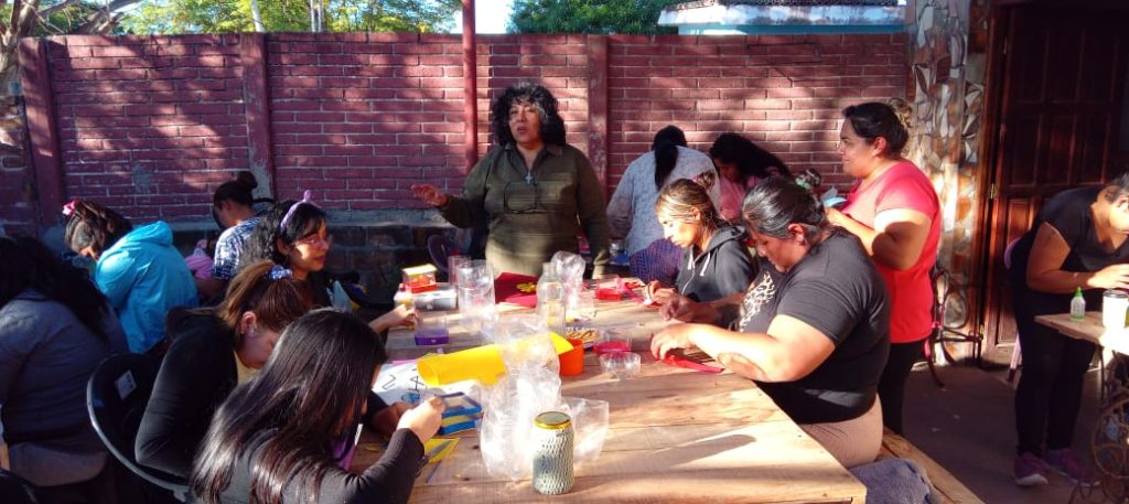 Comenzó con éxito el taller de manualidades y tejido en el B° 25 de Mayo