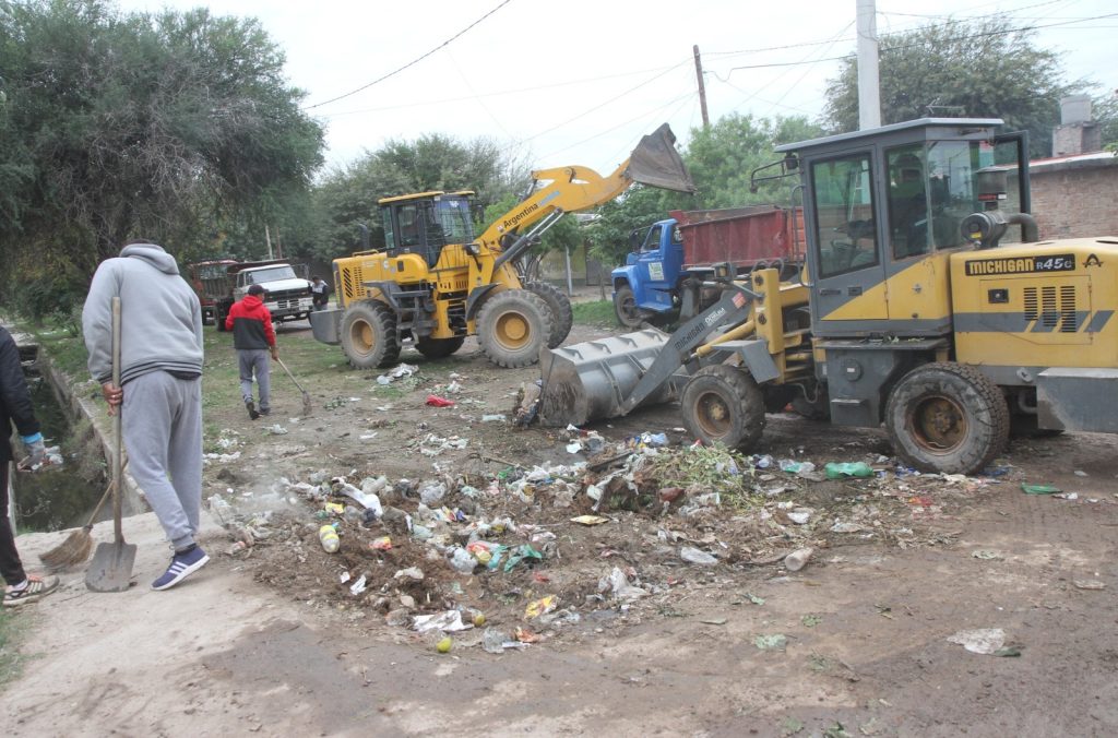 La comuna ejecutó un importante operativo de limpieza en la intersección de calles Laprida y Lugones 