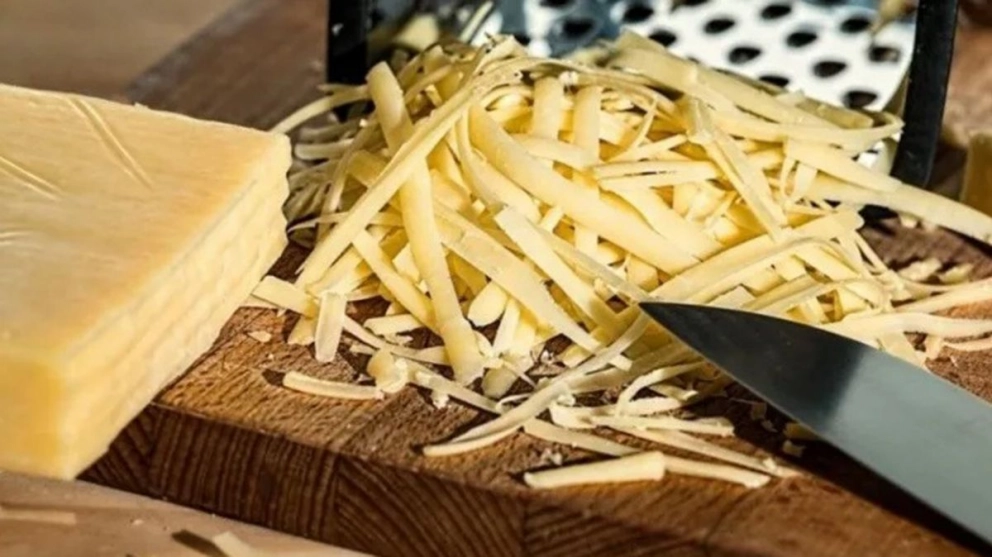 ANMAT prohibió un queso rallado por ser ilegal y peligroso para la salud