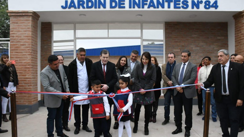 Zamora inauguró dos edificios educativos, una posta sanitaria y entregó 20 viviendas sociales en Colonia San Juan