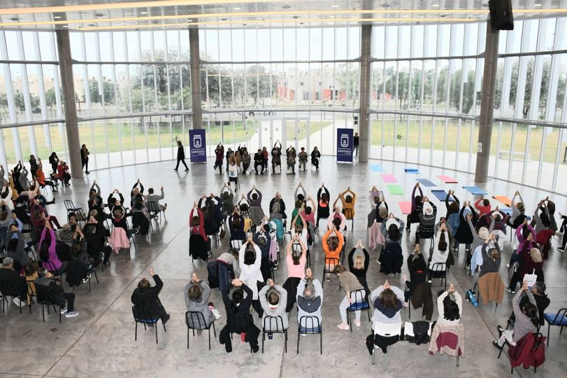 La intendente Fuentes destacó la participación de adultos mayores en las clases gratuitas de yoga organizadas por la Municipalidad