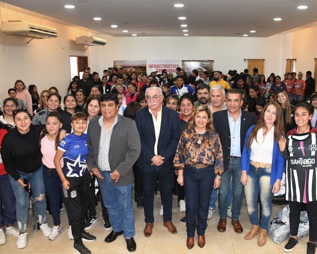 Entrega de indumentaria a equipos de futbol femenino