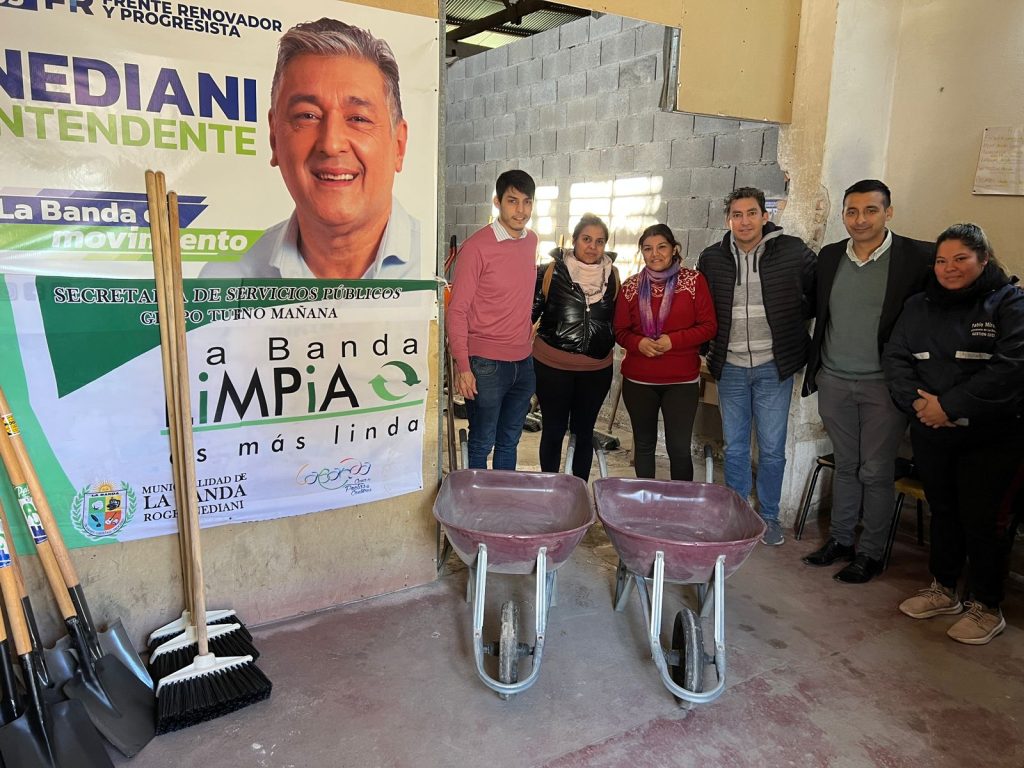 El municipio entregó herramientas de limpieza a integrantes de una agrupación