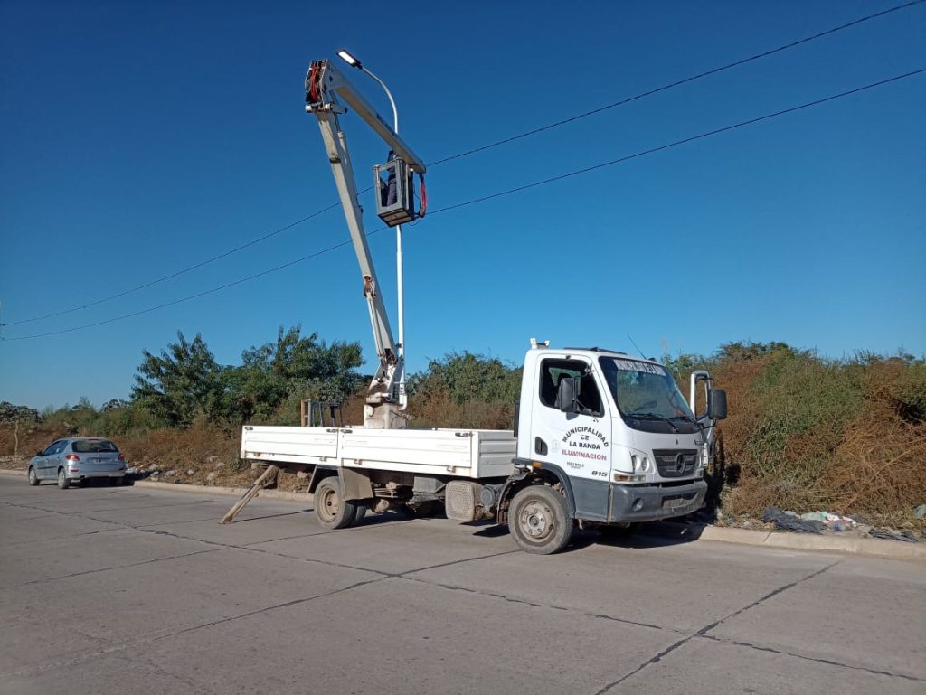Se repusieron cables del alumbrado público en la calle Domingo Juárez 