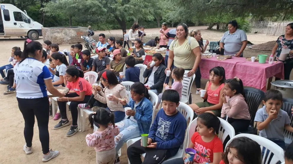 Niños del paraje Vinal vivieron una jornada de cine y juegos