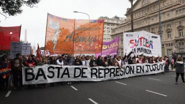 Gremios docentes paran y se movilizan en Buenos Aires en repudio a la represión en Jujuy