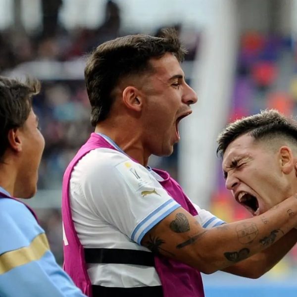 Uruguay derrotó por la mínima a Gambia y está en los cuartos de final del Mundial