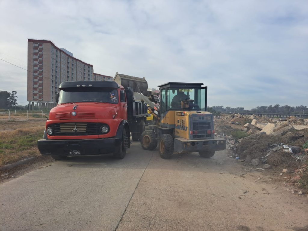 Se concretó la limpieza de un importante sector de la Costanera del Río Dulce 