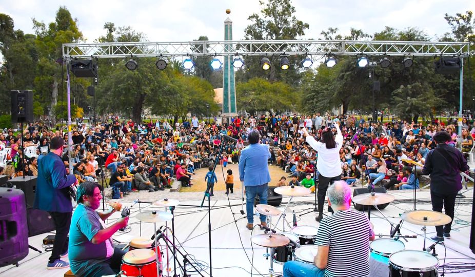 Municipalidad organizó en el parque del Encuentro un recital homenaje a Fito Páez con una importante cantidad de público