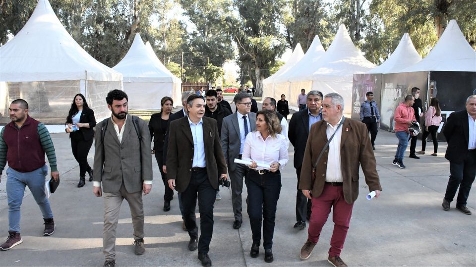 La intendente Fuentes supervisó el armado de la Feria Artesanal en el Parque Aguirre